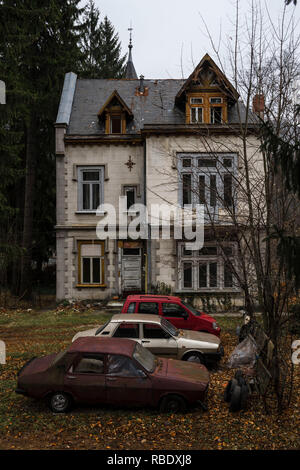 SINAIA, Roumanie - le 7 novembre 2018. Sinaia projet documentaire. Maison abandonnée et boissons dans le centre de Sinaia, Prahova Valley Banque D'Images