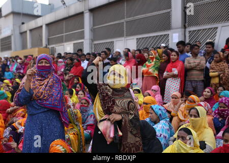 Dhaka, Bangladesh : les travailleurs du vêtement bloquer une route pendant une protestation continue à exiger des salaires, à Dhaka, Bangladesh, le 9 janvier 2019. Asad Rehman © / Alamy Stock Photo Banque D'Images