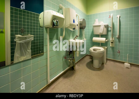 Une salle de toilettes pour handicapés dans un magasin de mode Banque D'Images