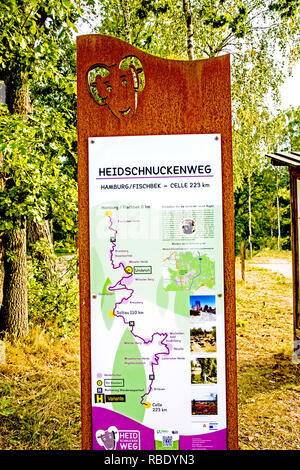 Lueneburg Heath : signer pour sentier spécial ; Hinweis auf der Lüneburger Heide dans Heidschnuckenwanderweg Banque D'Images