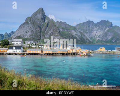 Sakrisøy village de pêcheurs, des pêcheurs à la cabines jaune sur la mer petite île typique, Sakrisöy rorbu, près de Hamnöy, Moskenesoy, les Lofoten. Banque D'Images