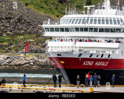 Navire 'Kong Harald' de la compagnie Hurtigruten est proche de pier, port de débarquement, Stamsung Vestvagöy sur l'île,, Lofoten, Norvège Banque D'Images