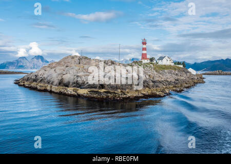 Phare sur l'île de Skrova, petite île rocheuse, vue vers l'îles Lofoten, Vagekallen la montagne près de Henningsvær dans le dos, crête couverte par clou Banque D'Images