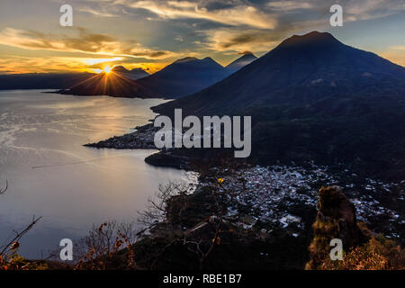 Lever du soleil sur le lac Atitlan, 5 volcans, San Juan La Laguna & San Pedro la Laguna. Vue de nez indien, San Juan La Laguna en montagnes du Guatemala. Banque D'Images
