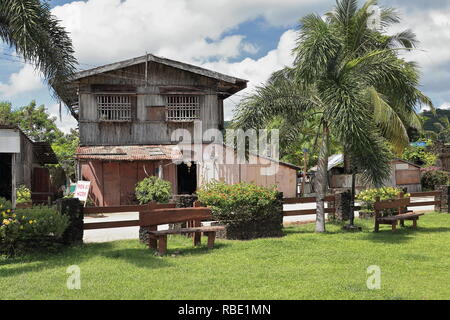 L'architecture vernaculaire-deux étages maison de ville à l'époque espagnole style philippins Bahay fabriqué à partir de matériaux en bois entièrement dans l'autre côté de la rue Rizal pour Banque D'Images