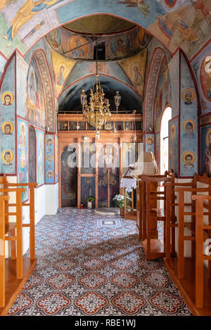 SIFNOS, GRÈCE - 12 septembre 2018 : Intérieur de la chapelle d' Agios Syméon construite en 1667. L'île de Sifnos, Cyclades, Grèce Banque D'Images