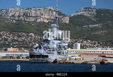Le destroyer anti-aérienne Cassard de la marine française sur la France base navale à la rade de Toulon , France. Banque D'Images