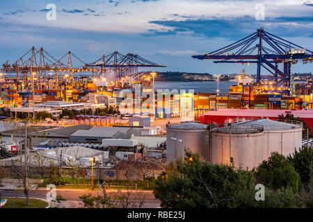 L'activité du port de commerce,camions, véhicules, grues de levage à soir Banque D'Images