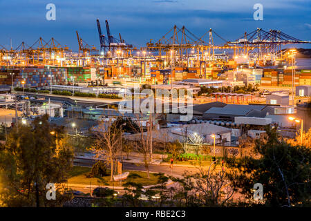 L'activité du port de commerce,camions, véhicules, grues de levage à soir Banque D'Images