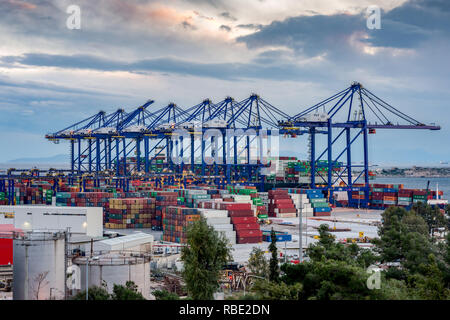 L'activité du port de commerce,camions, véhicules, grues de levage Banque D'Images