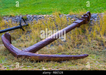 Grand vieux bateau pirate rusty anchor portant sur le terrain, port d'arrière-plan de décoration Banque D'Images