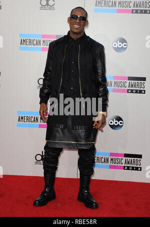 LOS ANGELES, CA - le 24 novembre : R. Kelly arrive à la 2013 American Music Awards au Nokia Theatre L.A. Vivre le 24 novembre 2013 à Los Angeles, Californie. Credit : mpi99/MediaPunch Inc. Banque D'Images