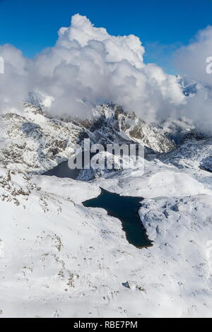 Vue aérienne du lac Croce encadrée par des sommets enneigés et ciel bleu de la vallée de la Valtellina Lombardie Cf Alpina Italie Europe Banque D'Images