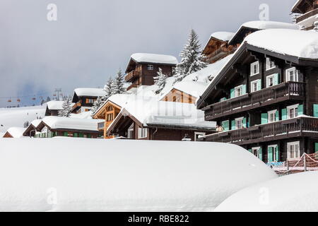 La neige et les maisons en bois dans le village alpin et sky resort Bettmeralp Française, canton du Valais Suisse Europe Banque D'Images