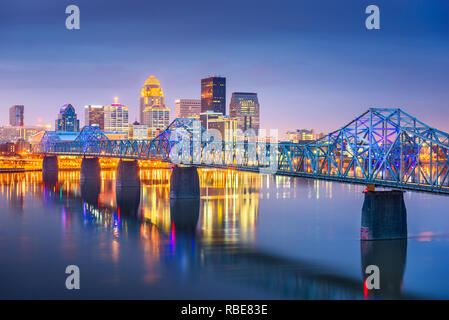 Louisville, Kentucky, USA Centre-ville sur la rivière Ohio au crépuscule. Banque D'Images