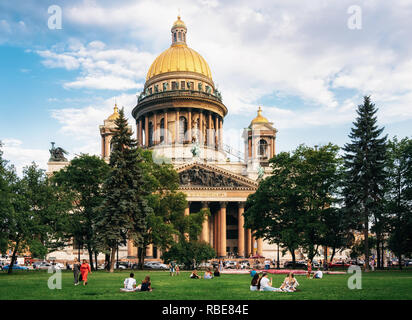 Saint Petersburg, Russie - 17 août, 2018 : se détendre dans le jardin d'Alexandre sous les arbres greent contre la cathédrale Saint Isaac en été Banque D'Images