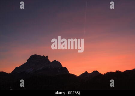 Le ciel devient rose au coucher du soleil sur le sommet rocheux du mont Pelmo Cadore Zoldo Dolomites Vénétie Italie Europe Banque D'Images