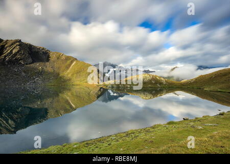 Les verts pâturages et les nuages cadres La fenetre Lacs Val Ferret Saint RhÃ©mon grand St Bernard Vallée d'Aoste Italie Europe Banque D'Images