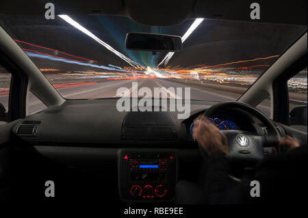 La nuit de la circulation sur les sentiers d'autoroute avec la lumière des phares et des sentiers sur la reine Elizabeth II dans la position du pont sur la rivière Thames Kent Banque D'Images