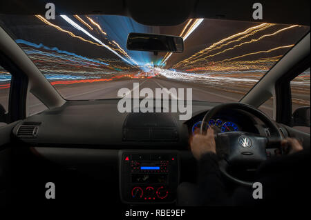 La nuit de la circulation sur les sentiers d'autoroute avec la lumière des phares et des sentiers sur la reine Elizabeth II dans la position du pont sur la rivière Thames Kent Banque D'Images