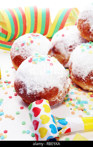 Avec de la confiture et des beignes allemand sucre glace. Carnival du sucre en poudre a soulevé des beignes. Banque D'Images