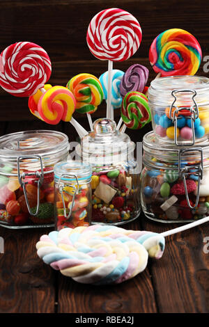 Bonbons à la gelée et le sucre. éventail coloré de différentes sucreries Childs et le traite dans un bocal en verre Banque D'Images