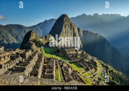 Citadelle Inca de Machu Picchu (Huayna Picchu pic en arrière-plan), Cusco, Pérou Banque D'Images