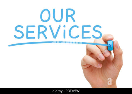 La main Nos Services avec marqueur bleu sur transparent conseil essuyer isolé sur blanc. Banque D'Images