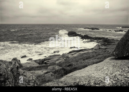 Les voisins musicaux de Porth Hellick vagues sur Point, St Mary's, Îles Scilly, au Royaume-Uni. Version noir et blanc Banque D'Images