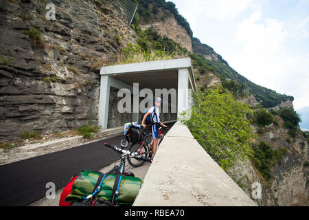 Le 8 juillet 2013. L'Italie est coûteuse et d'un tunnel le long du lac Lago di Garda. Banque D'Images