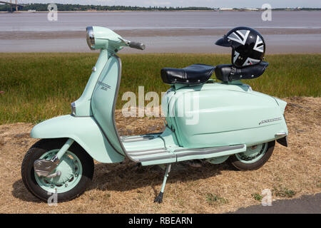 Lambretta scooter rétro sur Riverside, Barton-upon-Humber, Lincolnshire, Angleterre, Royaume-Uni Banque D'Images