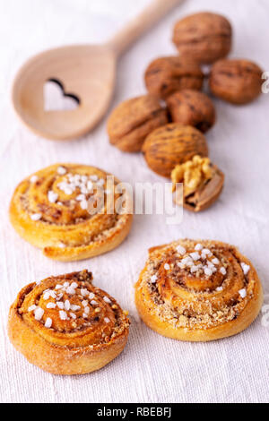 Gros plan du kanelbullar suédois avec du sucre Banque D'Images