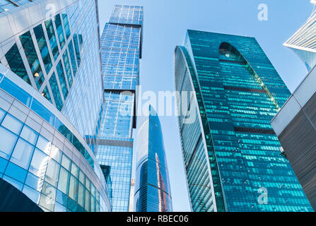 Vue vers le bas jusqu'au gratte-ciel à Moscou-city (Centre d'affaires international de Moscou), en Russie. L'architecture moderne. Banque D'Images