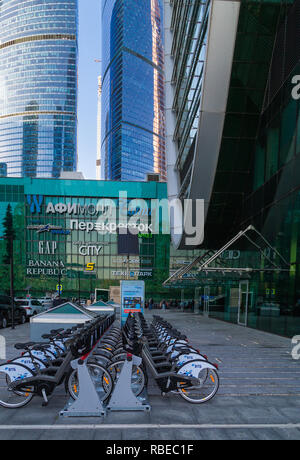 Moscou, Russie - le 17 octobre 2018 : Des Vélos à louer près de centre commercial Afimall 'ville' à Moscou (ville-centre d'affaires international de Moscou). Banque D'Images