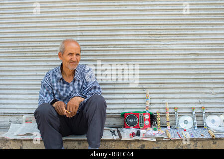 TERHAN, IRAN - le 19 mai 2017 : la vente de musique sur la rue de Téhéran. Téhéran est la capitale de l'Iran Banque D'Images