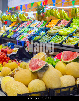 Pastèque, melon et autres fruits au marché Bolhão à Porto, Portugal Banque D'Images