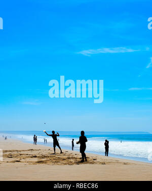 Des personnes jouant à raquette de plage plage de Costa da Caparica. Lisbonne, Portugal Banque D'Images