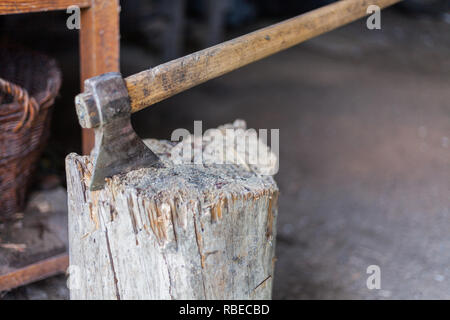 Vieille ax coincé dans le journal. Bois de chauffage grumes coupées et vieille ax. D'une ressource renouvelable de l'énergie. Concept de l'environnement Banque D'Images