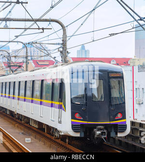 Scène urbaine avec Subway train arrivant à la gare, Shanghai, Chine Banque D'Images