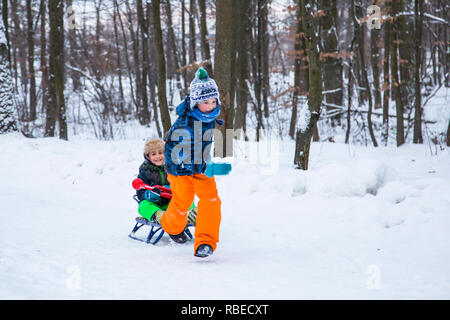 Deux enfants garçons jouant dans le parc en plein air. Banque D'Images