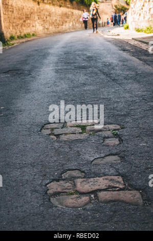 Vieux répond à de nouvelles - La vieille rue pavée, a révélé sous l'aire sur une rue secondaire à Oxford, Angleterre. Banque D'Images