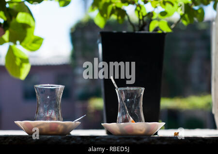 Deux verres vides à Istanbul, Turquie Banque D'Images