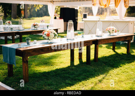 Tables de mariage mis en place pour le dîner et partie de l'événement Banque D'Images