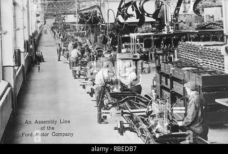 FORD MOTOR COMPANY. La ligne de production à l'Albert Khan conçu River Rouge factory vers 1930. Remarque Les grandes fenêtres et beaucoup d'espace. Banque D'Images