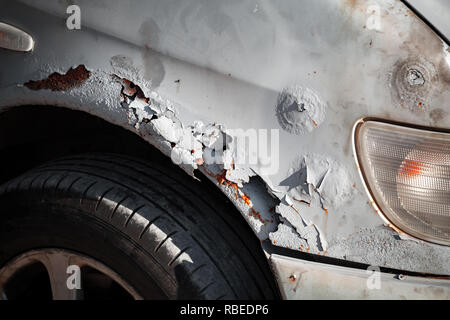 Vieille voiture endommagé avant de l'aile avec de la rouille et des rayures, close-up photo Banque D'Images