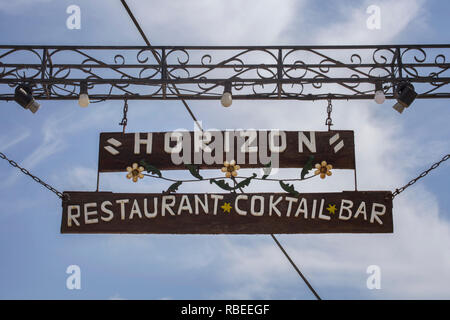 Signalisation Restaurant suspendu à la ferronnerie. Nom du magasin Accueillir les clients. Créative du marketing d'une entreprise. Panneaux décoratifs se balançant d'un C Banque D'Images