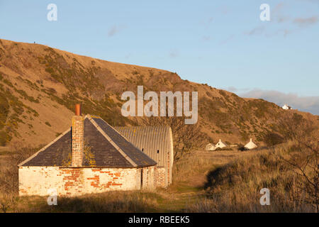 De Pêche abandonnés Bothies" derrière les dunes de la réserve naturelle nationale de St Cyrus dans l'Aberdeenshire. Banque D'Images