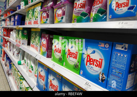 Lessive dans une étagère de supermarché Banque D'Images
