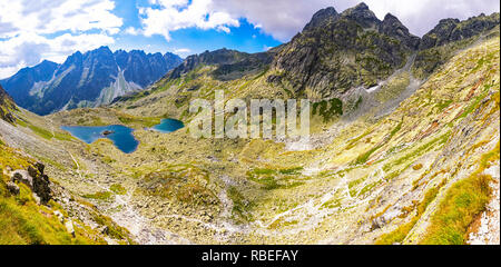 Vue panoramique des montagnes de Tatra et Zabie lacs (en slovaque : Zabie plesa, Zabie Stawy Mieguszowieckie). La randonnée au mt.Rysy (2503m) dans la région de Hautes Tatras Mountai Banque D'Images