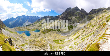 Vue panoramique des montagnes de Tatra et Zabie lacs (en slovaque : Zabie plesa, Zabie Stawy Mieguszowieckie). La randonnée au mt.Rysy (2503m) dans la région de Hautes Tatras Mountai Banque D'Images